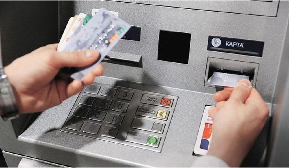 В Твери мужчина обманул юношу, который снял деньги с банковской карты матери В Твери мужчина обманул юношу, который снял деньги с банковской карты матери