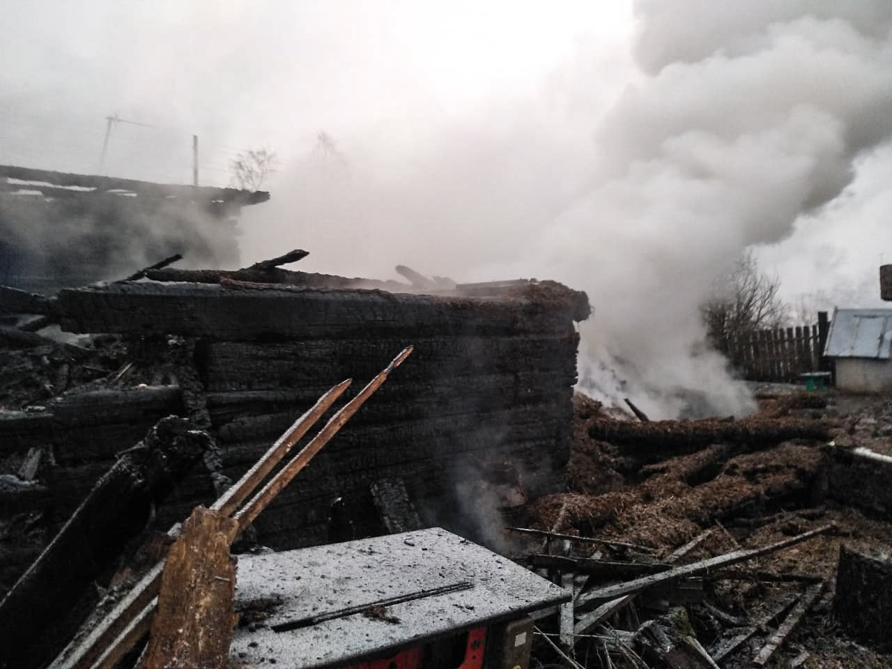 Мужчина спас пожилую мать из пожара в Тверской области, а сам погиб Мужчина спас пожилую мать из пожара в Тверской области, а сам погиб