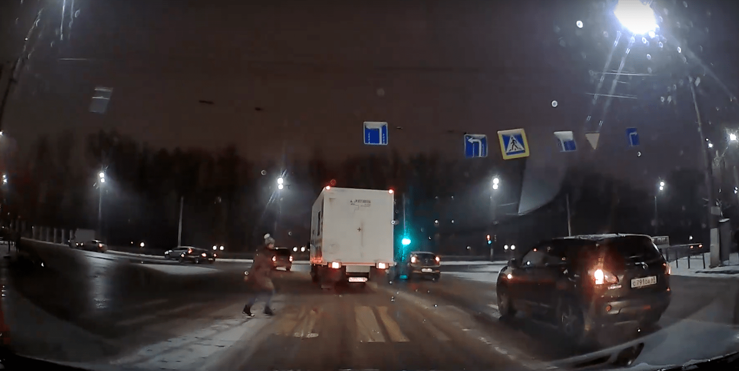 В Твери пешеход перебегал 6-полосную дорогу на красный В Твери пешеход перебегал 6-полосную дорогу на красный