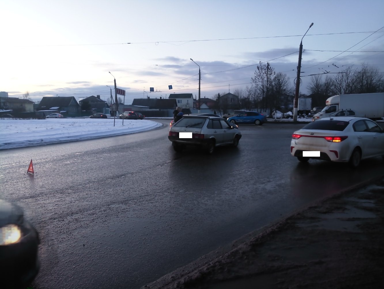 На "южном кольце" в Твери столкнулись два автомобиля На "южном кольце" в Твери столкнулись два автомобиля