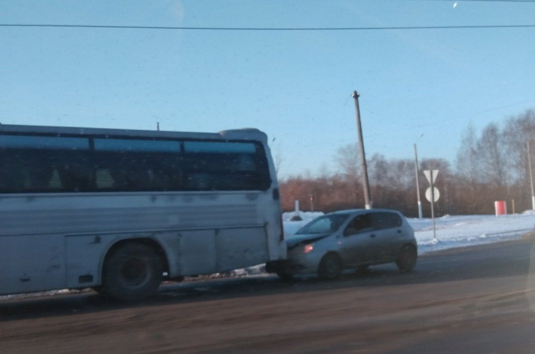 Иномарка задержала пригородный автобус в Твери Иномарка задержала пригородный автобус в Твери
