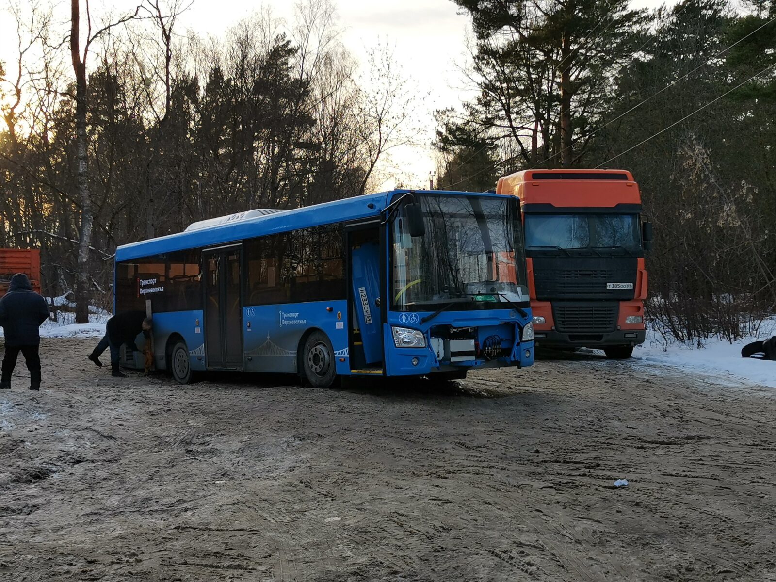 В Твери новый синий автобус съехал в кювет на разворотном кольце В Твери новый синий автобус съехал в кювет на разворотном кольце