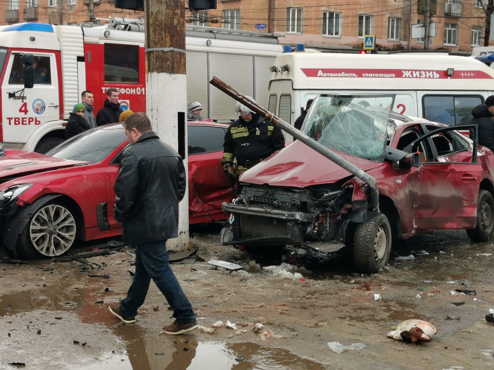 В Твери иномарки вылетели на тротуар в толпу людей. Фото с места | ТОП Тверь  новости