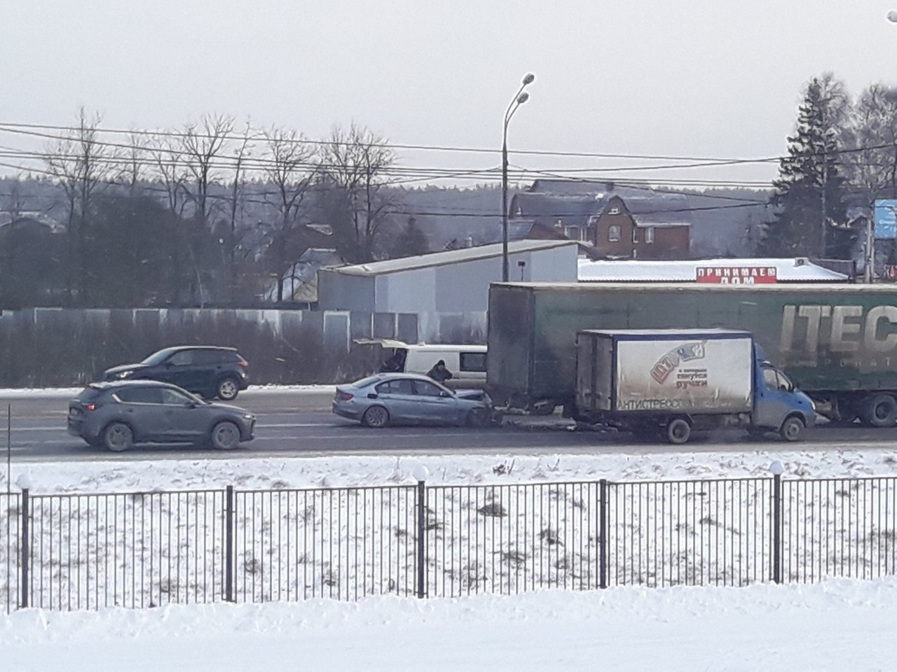 В Тверской области на перекрестке иномарка влетела в фуру В Тверской области на перекрестке иномарка влетела в фуру