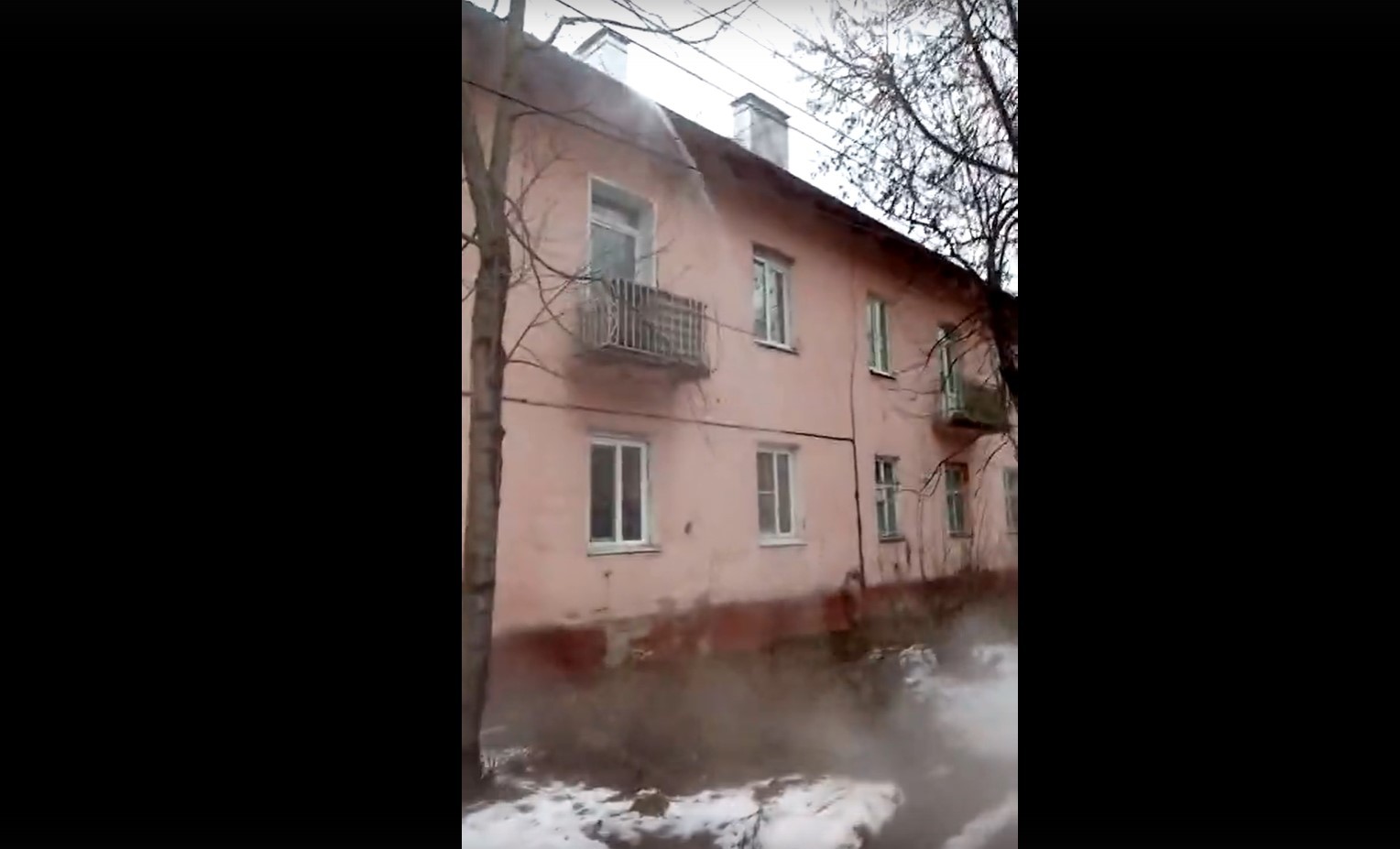В Твери с крыши жилого дома хлещет кипяток В Твери с крыши жилого дома хлещет кипяток
