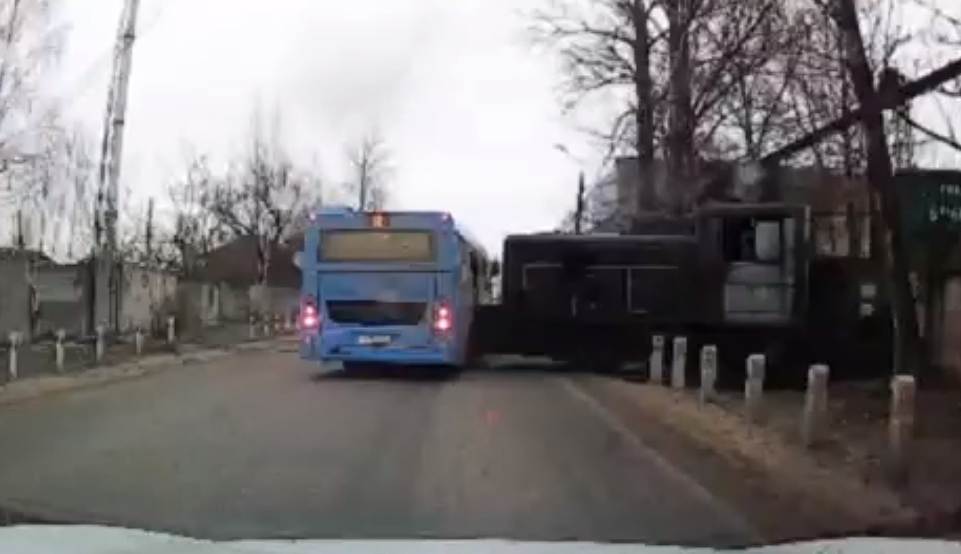 Появилось видео, как тепловоз в Твери протаранил пассажирский автобус | ТОП  Тверь новости