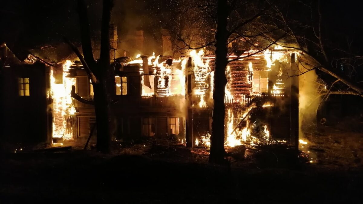 В Тверской области горит двухэтажный дом возле железнодорожной станции