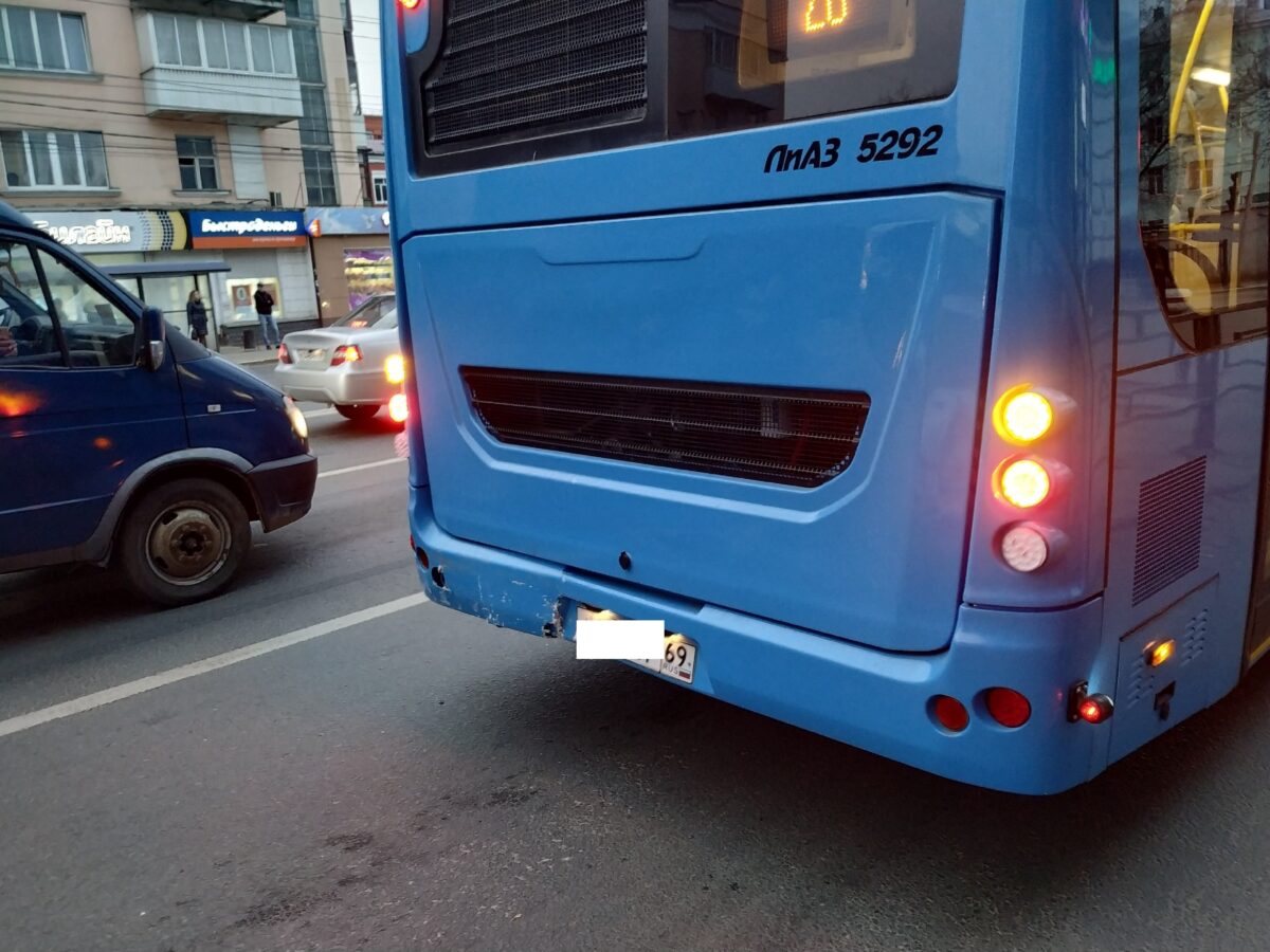 В Твери отечественная легковушка въехала сзади в автобус
