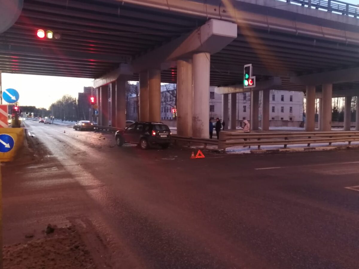 Две иномарки столкнулись, не поделив дорогу в Твери