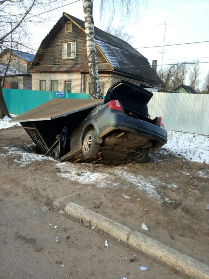В Твери иномарка протаранила остановку и утащила её в канаву