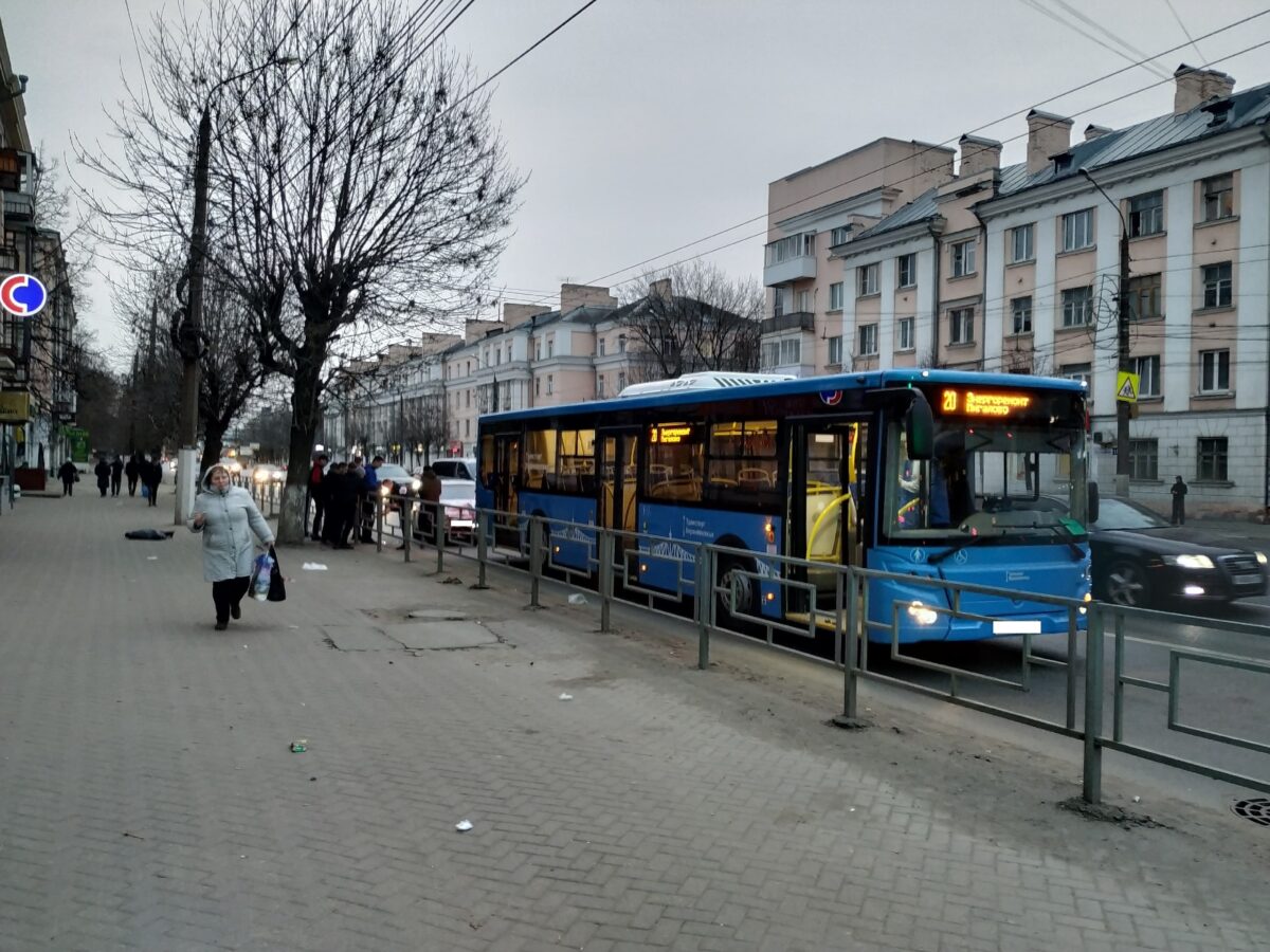 В Твери отечественная легковушка въехала сзади в автобус
