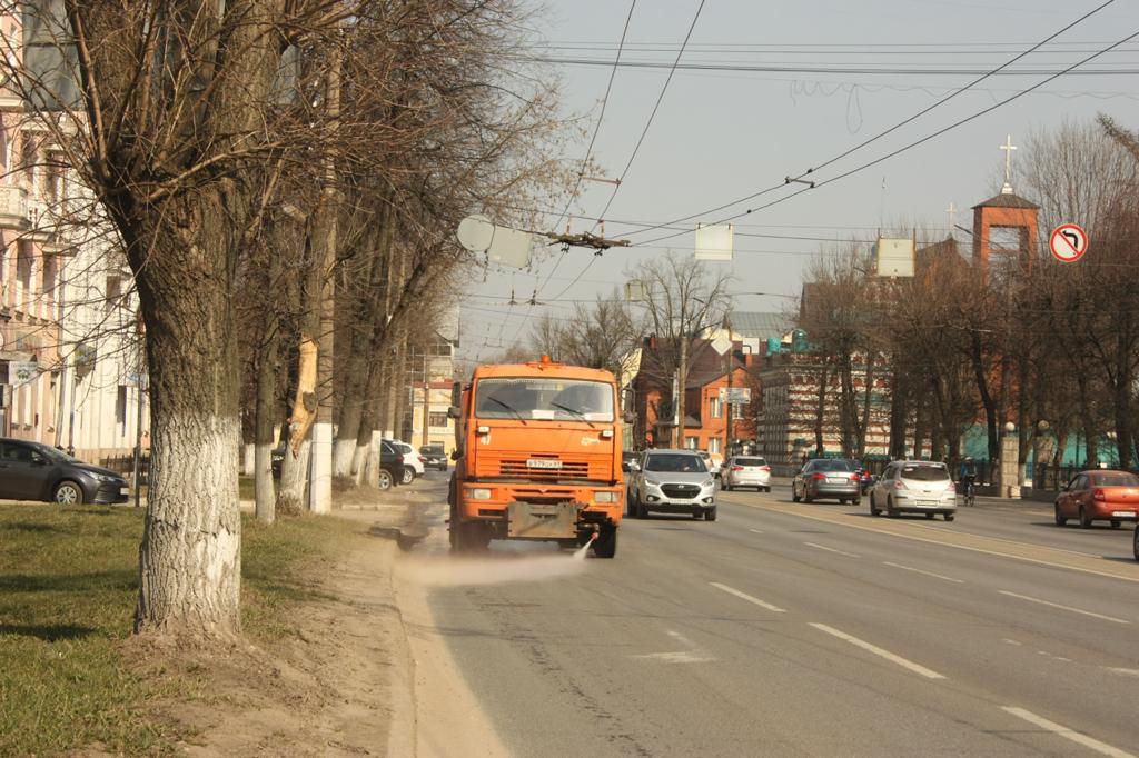 Благодаря погоде в Твери круглосуточно чистят дороги