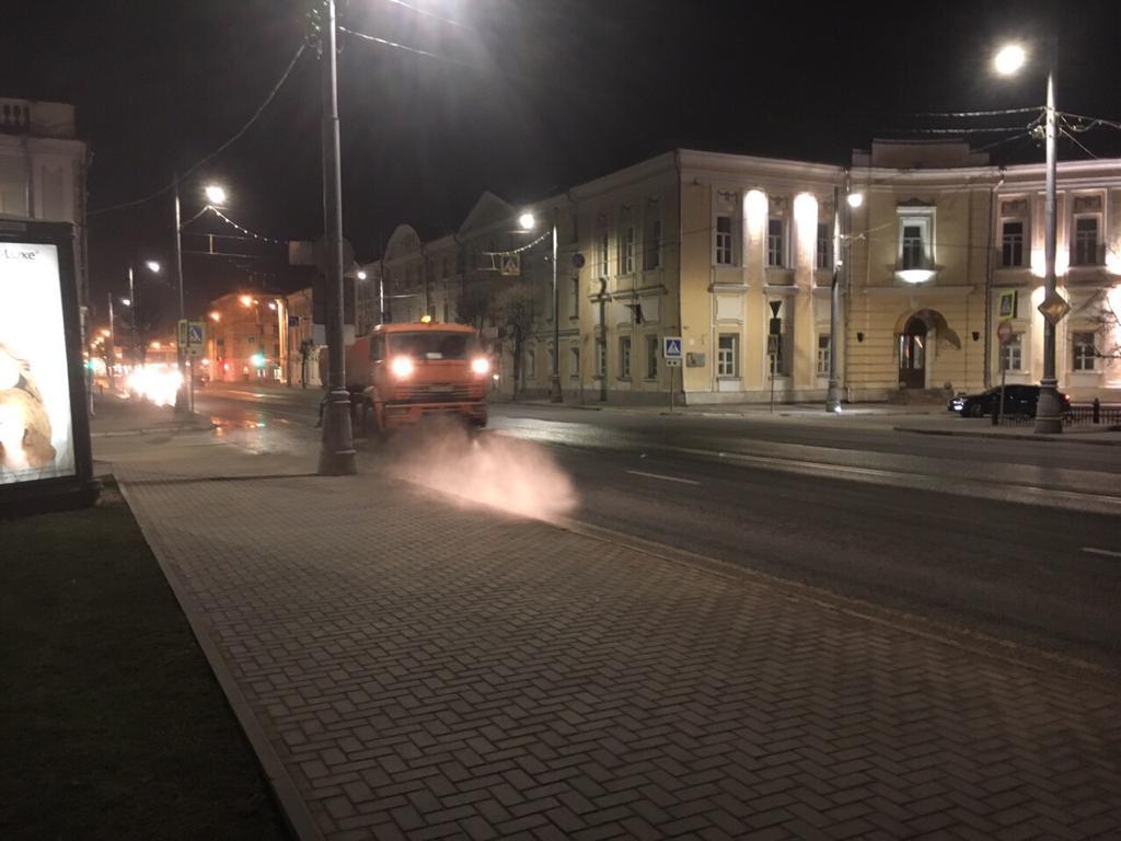 Благодаря погоде в Твери круглосуточно чистят дороги