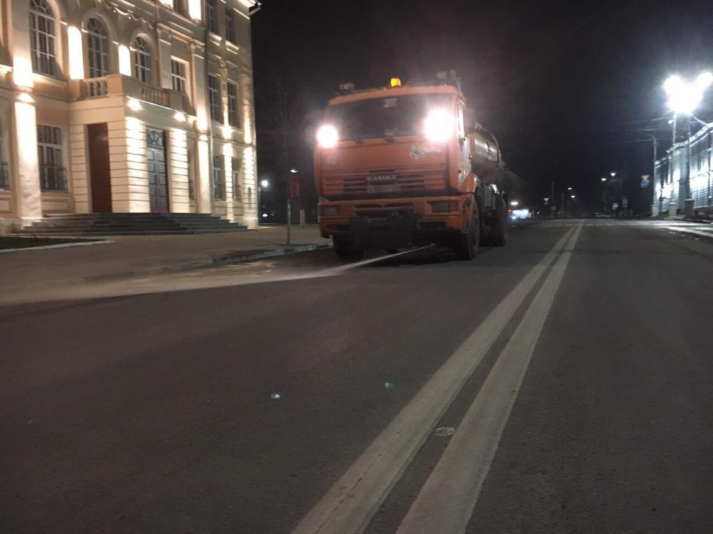 Благодаря погоде в Твери круглосуточно чистят дороги
