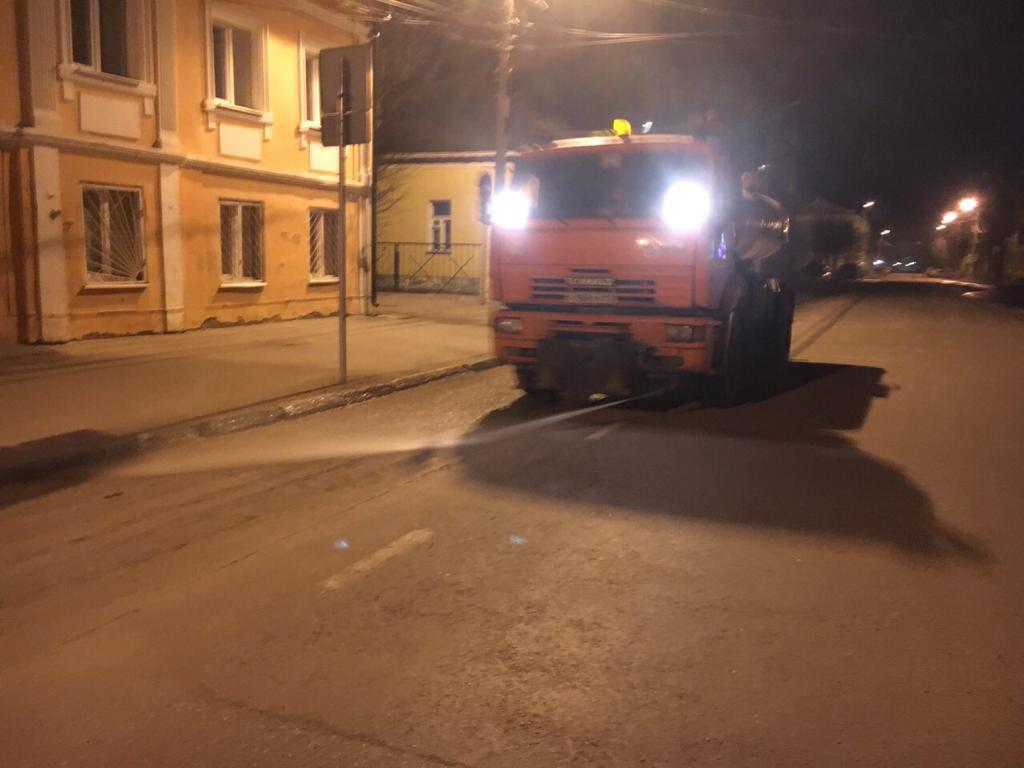Благодаря погоде в Твери круглосуточно чистят дороги