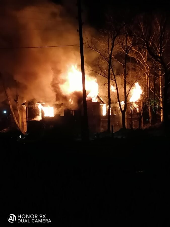 В Тверской области горит двухэтажный дом возле железнодорожной станции