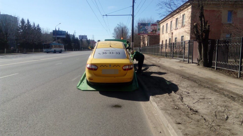 В Твери эвакуировали машину таксиста-нелегала