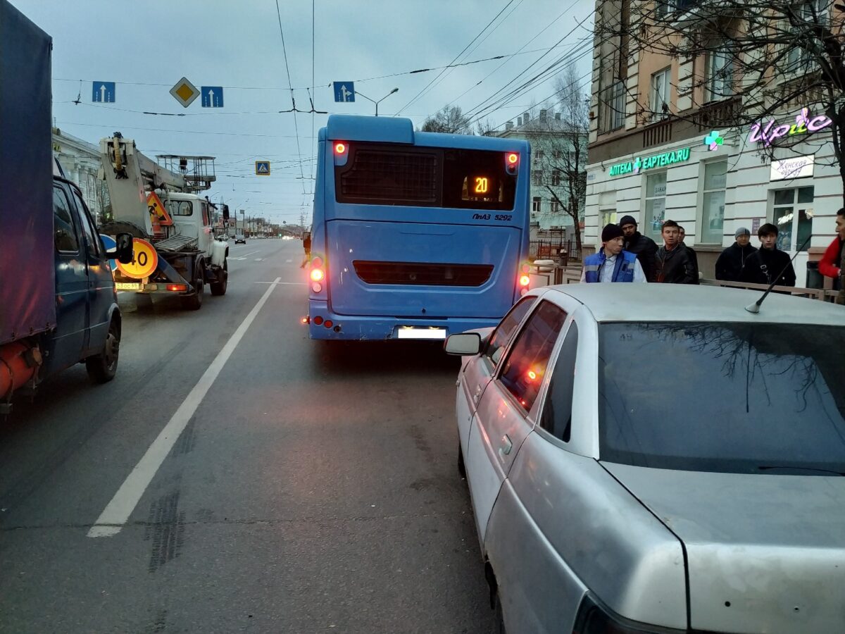 В Твери отечественная легковушка въехала сзади в автобус