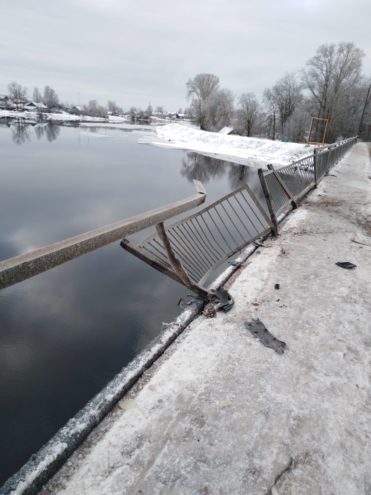 На мосту в Тверской области снесли ограждение