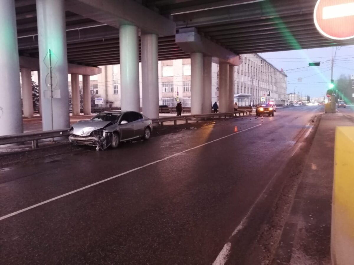 Две иномарки столкнулись, не поделив дорогу в Твери