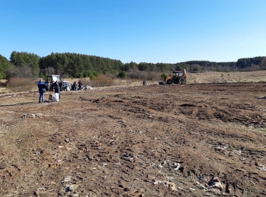 В Тверской области у кладбища пропали горы строительного мусора