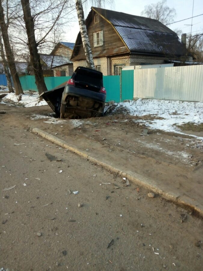 В Твери иномарка протаранила остановку и утащила её в канаву