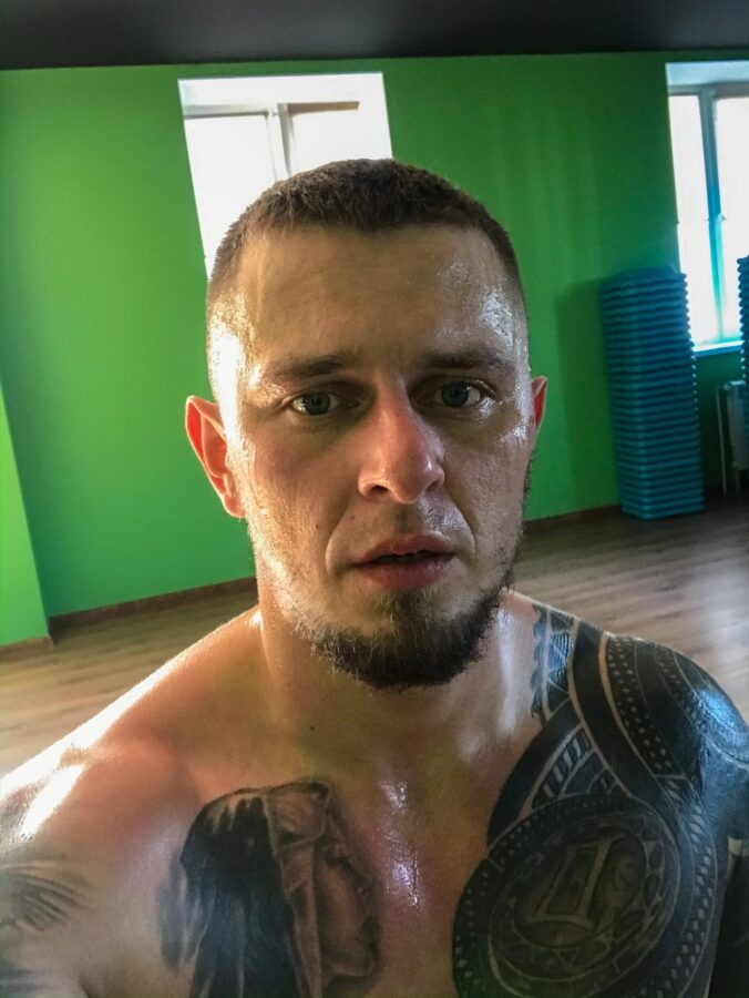 Тверской тренер во время самоизоляции пробежал в квартире полумарафон Тверской тренер во время самоизоляции пробежал в квартире полумарафон