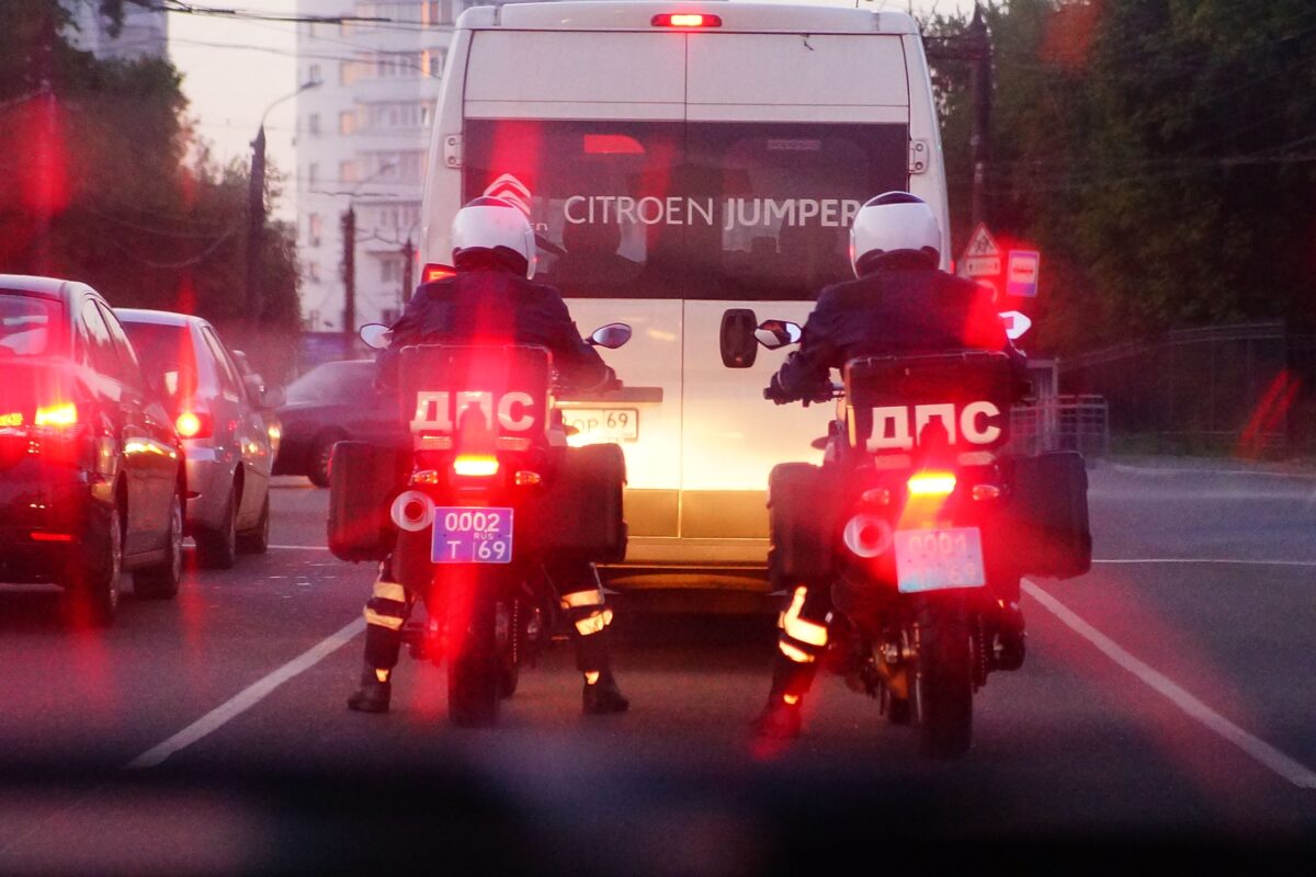 В Твери «Мерседес» наехал на девушку В Твери «Мерседес» наехал на девушку