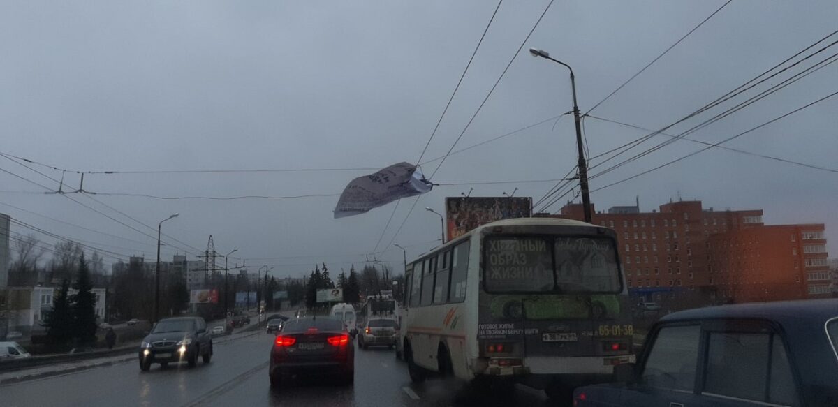 В Тверской области ветер срывает баннеры, дорожные знаки и валит деревья В Тверской области ветер срывает баннеры, дорожные знаки и валит деревья