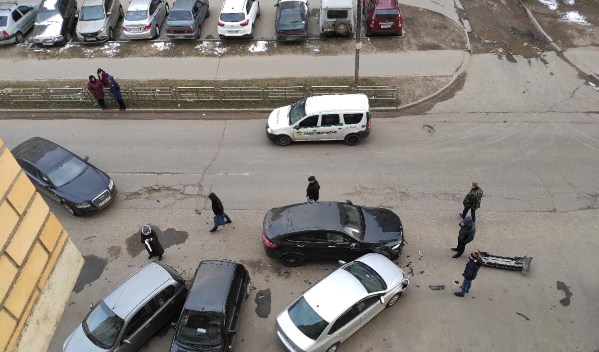 Четыре автомобиля оказались повреждены в ДТП на парковке в Твери Четыре автомобиля оказались повреждены в ДТП на парковке в Твери