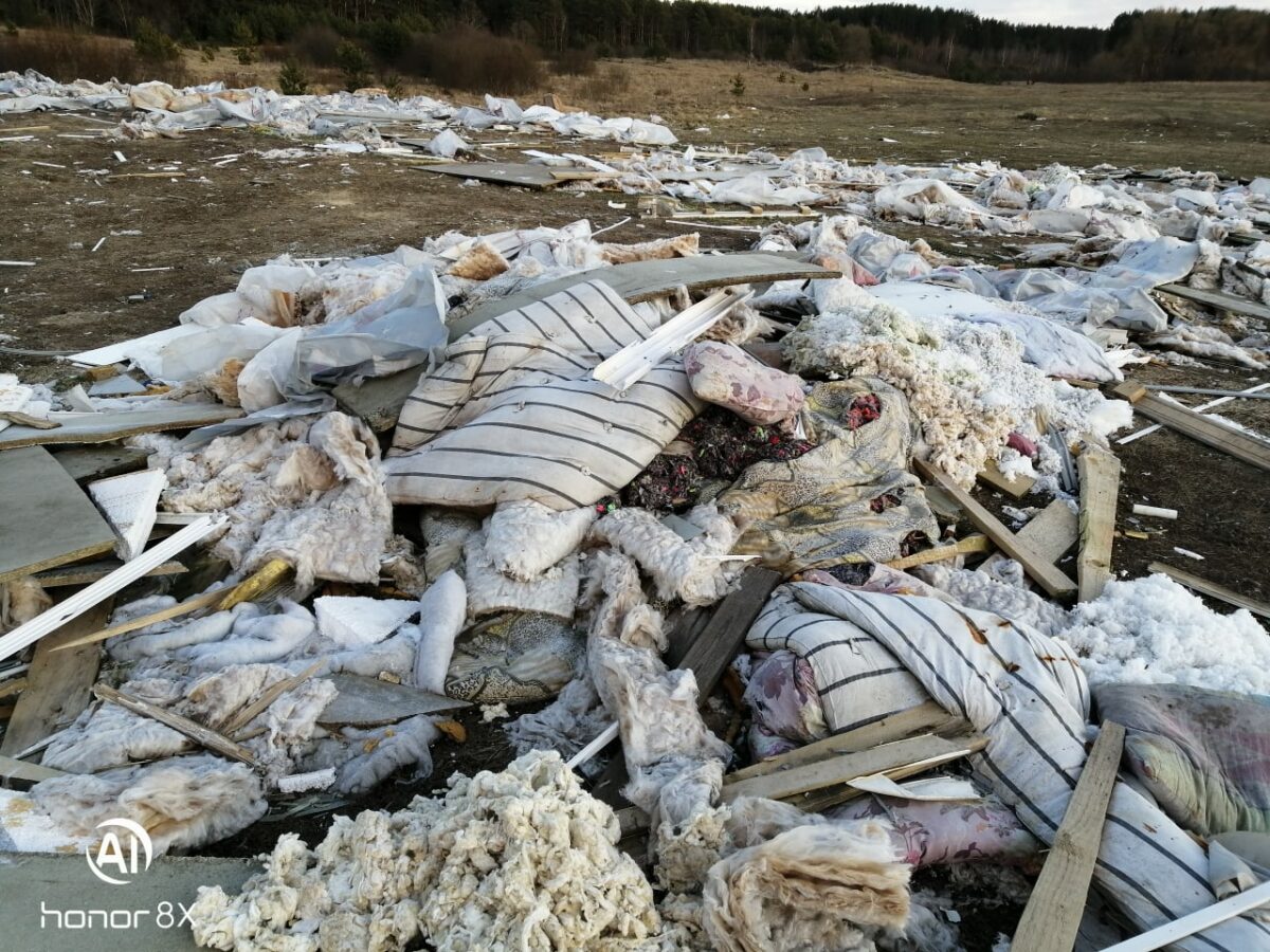 В Тверской области неподалёку от кладбища устроили свалку строительного мусора