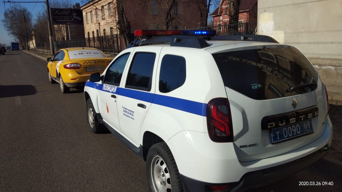 В Твери эвакуировали машину таксиста-нелегала
