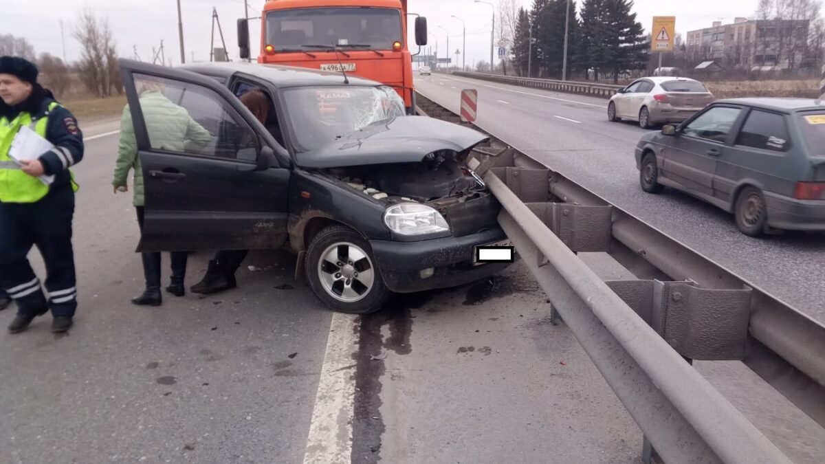 В Тверской области машина врезалась в дорожную технику В Тверской области машина врезалась в дорожную технику