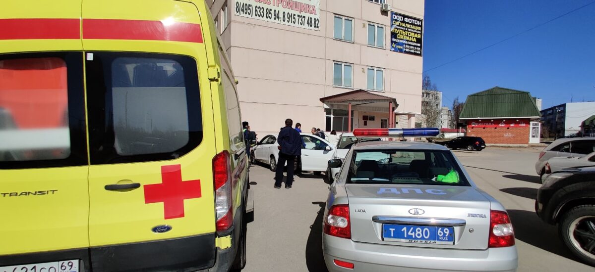 В Тверской области машина наехала на пожилую женщину на парковке В Тверской области машина наехала на пожилую женщину на парковке