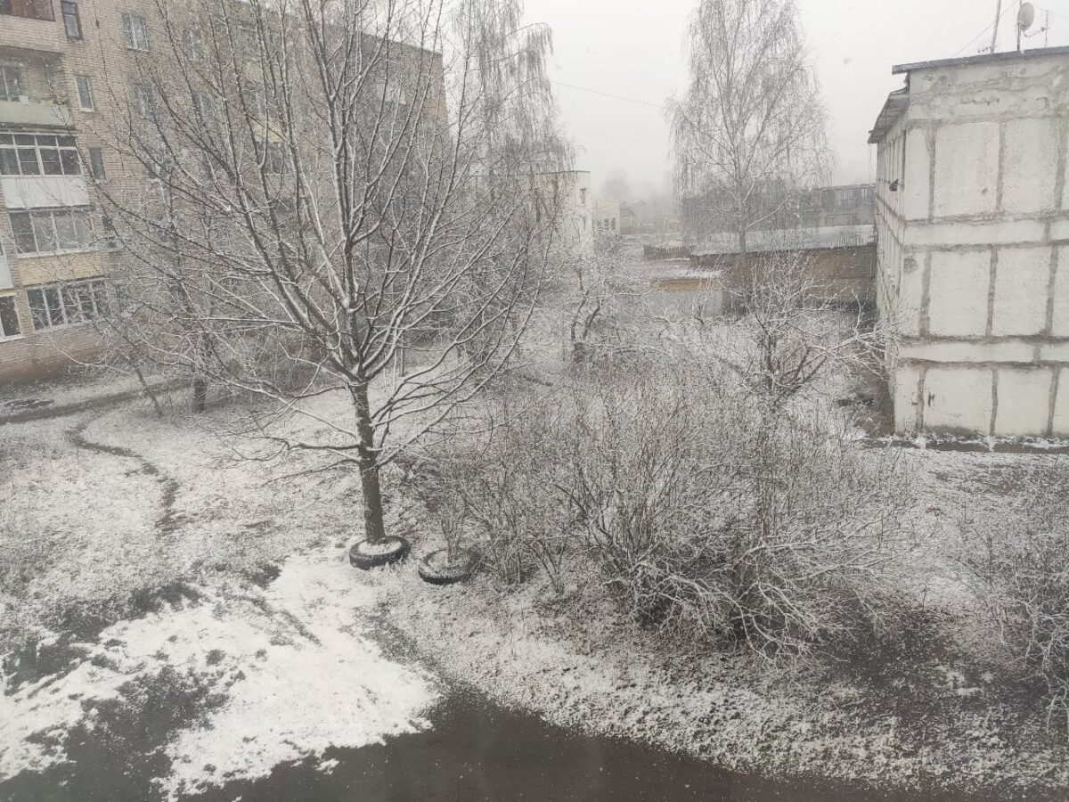 Тверь белый. Тверь похолодание. Машгородок засыпало снегом в апреле. Снегопад в Копейске в апреле. Снег в Тверской области 23 мая 2022 года.