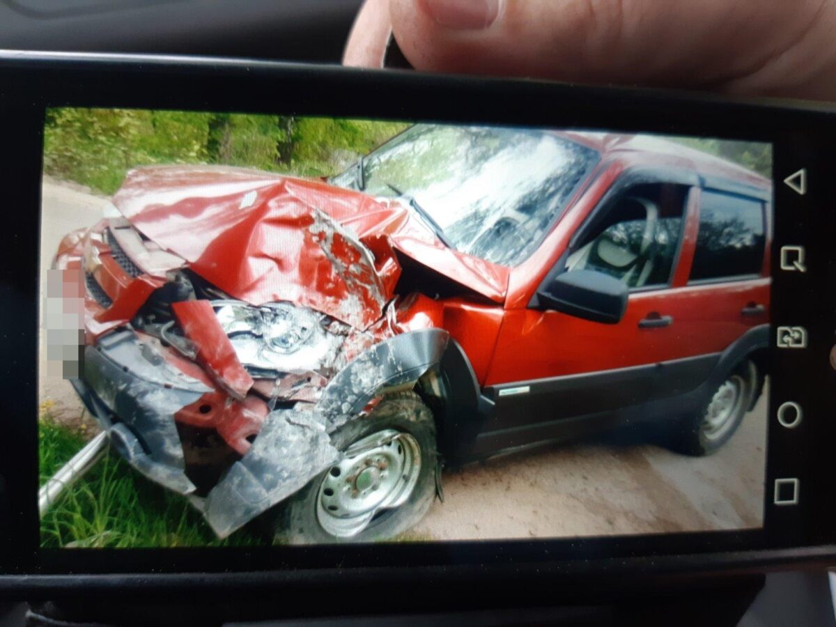 Водитель "Шевроле" врезался в дерево под Тверью