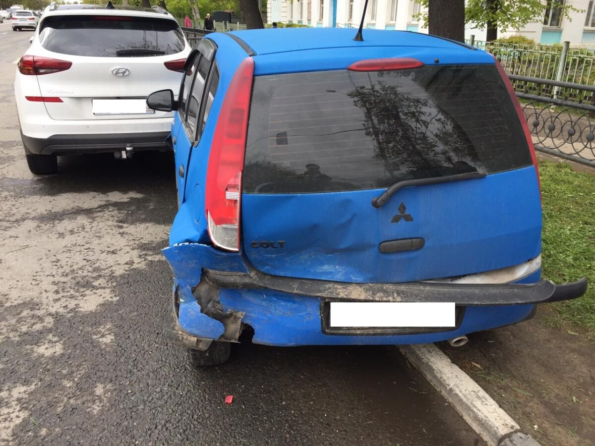 Водитель протаранил два автомобиля, уходя от столкновения в Твери