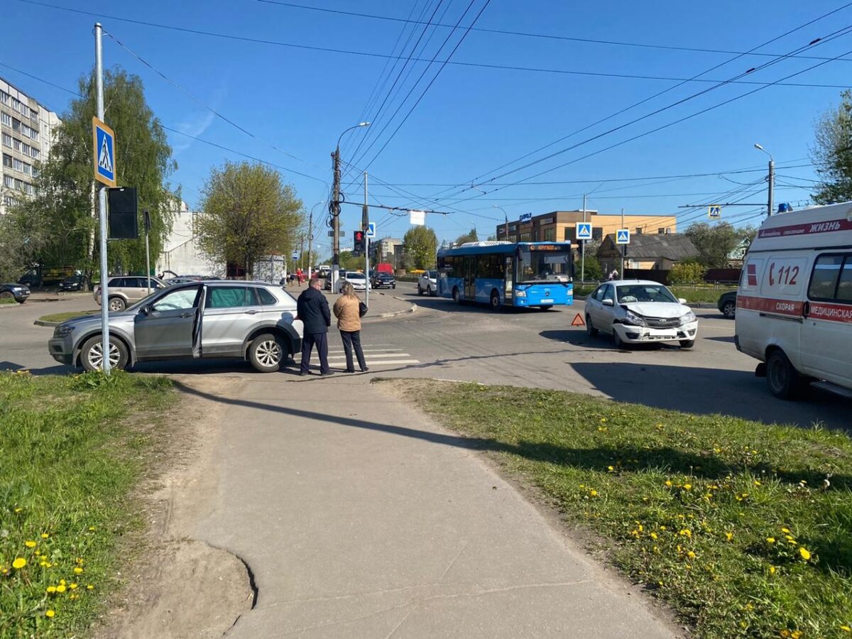 Двое водителей не поделили перекрёсток в Твери
