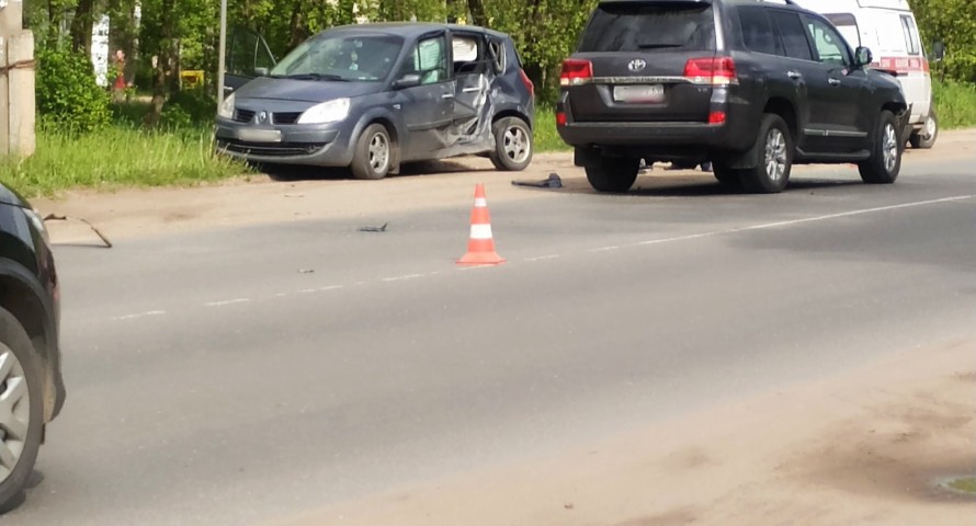 В столкновении двух автомобилей в Тверской области пострадала девушка В столкновении двух автомобилей в Тверской области пострадала девушка