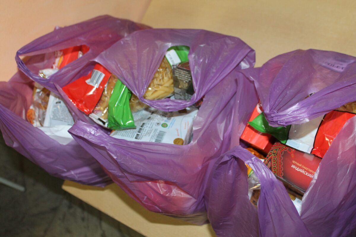 Школьникам Твери начали выдавать продукты на 14 дней Школьникам Твери начали выдавать продукты на 14 дней