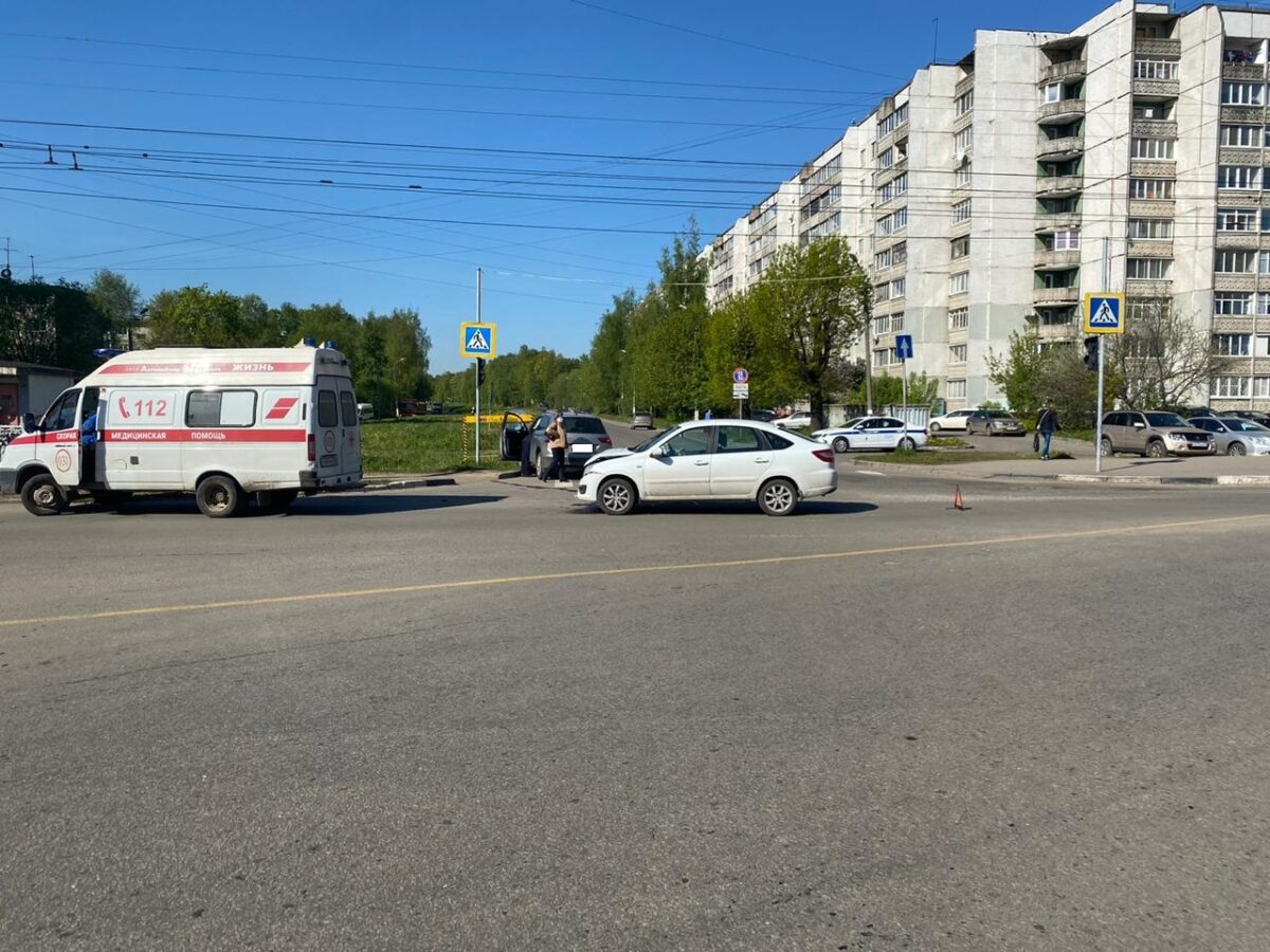 Двое водителей не поделили перекрёсток в Твери