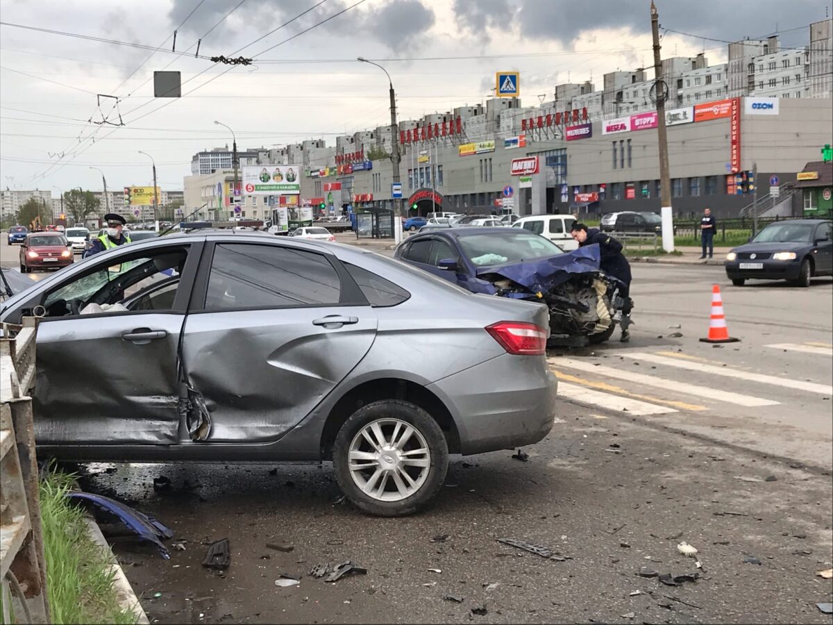 На улице Можайского в Твери произошло серьезное ДТП, есть пострадавшие