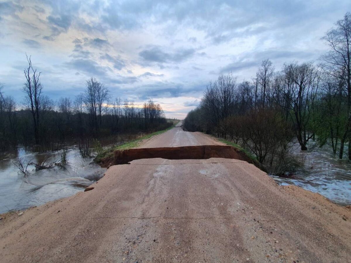 В Тверской области водный поток разрушил дороги В Тверской области водный поток разрушил дороги