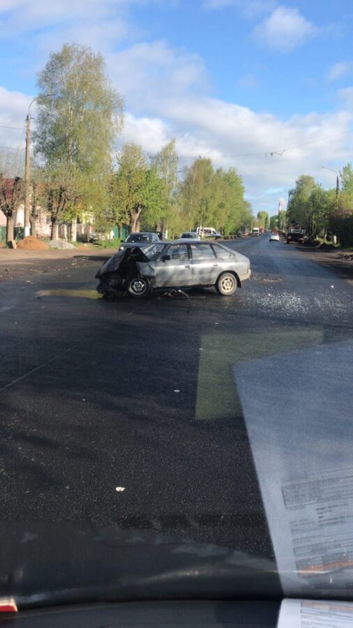 В столкновении на шоссе в Твери разбился "Москвич"