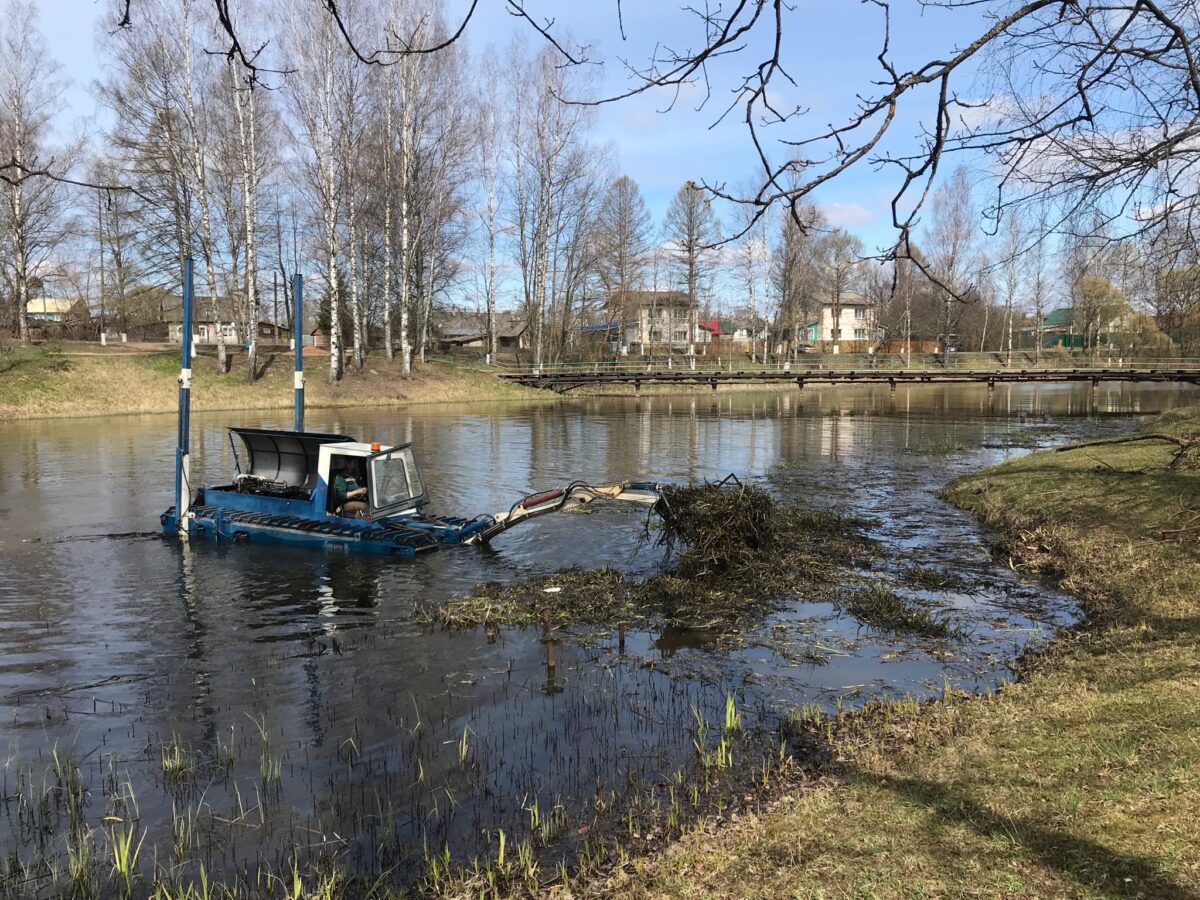 Из пруда в Тверской области достали утонувший земснаряд
