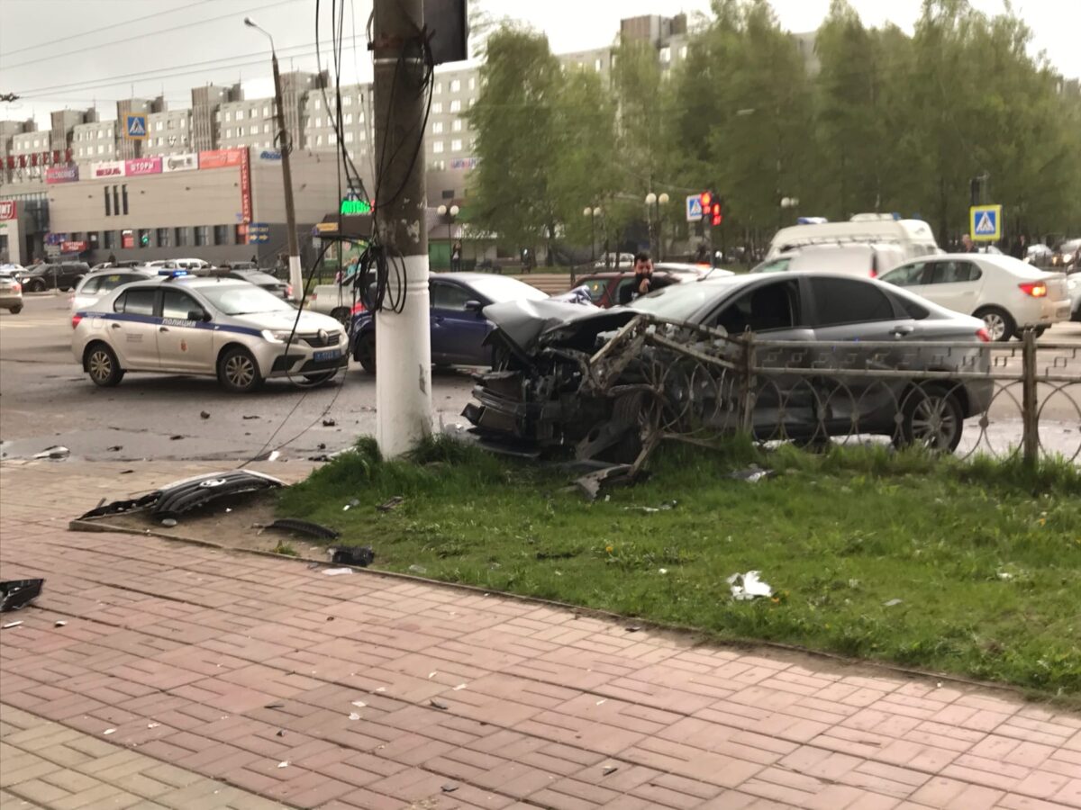На улице Можайского в Твери произошло серьезное ДТП, есть пострадавшие