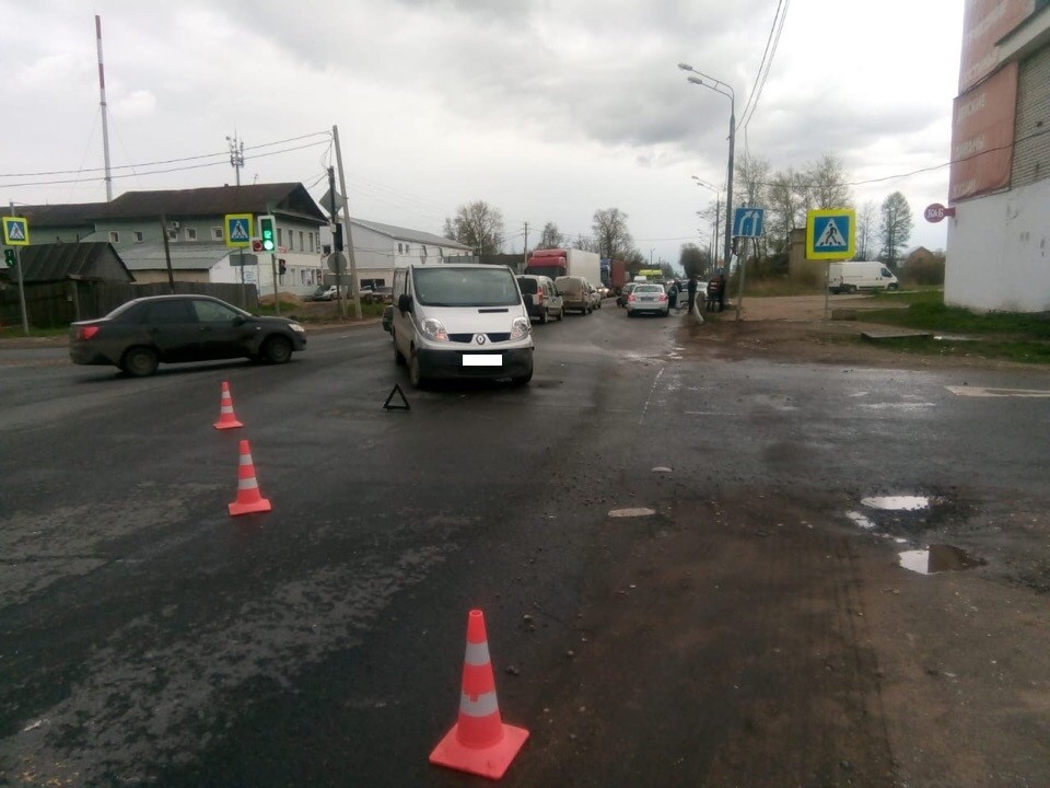 Водитель пострадал в столкновении двух автомобилей на М-10 в Тверской области Водитель пострадал в столкновении двух автомобилей на М-10 в Тверской области