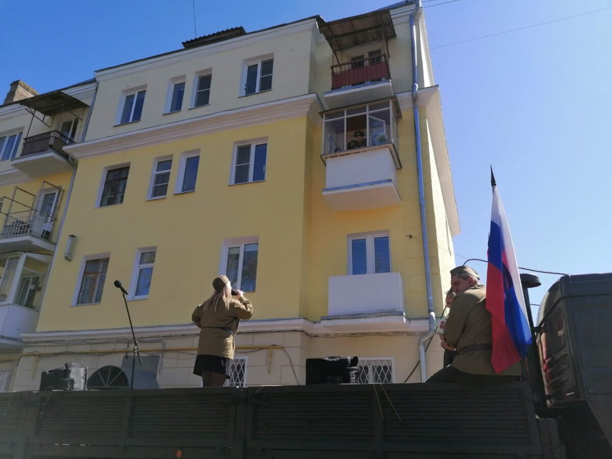 Ветеранов Ржева поздравляли уличными концертами во дворах Ветеранов Ржева поздравляли уличными концертами во дворах