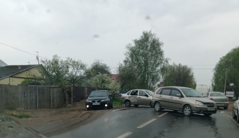Два столкнувшихся автомобиля перекрыли дорогу в Твери Два столкнувшихся автомобиля перекрыли дорогу в Твери