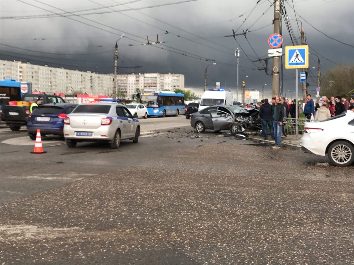 На улице Можайского в Твери произошло серьезное ДТП, есть пострадавшие